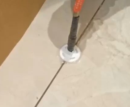 东兴瓷砖空鼓维修公司专业解答瓷砖在铺贴过程中，如果没有涂抹均匀到位的粘结材料（如水泥砂浆或瓷砖胶），可能会导致以下问题