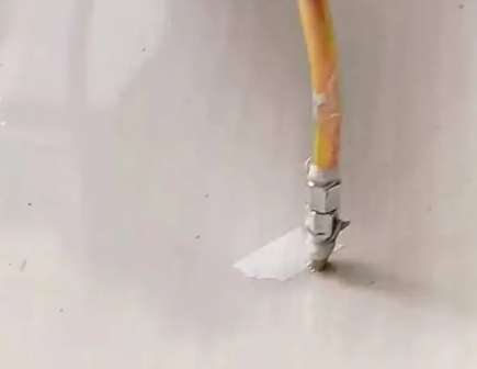 东兴瓷砖空鼓维修公司专业解答在瓷砖铺贴过程中，如果使用的砂料过粗（如全部使用了粗砂），可能会导致以下问题