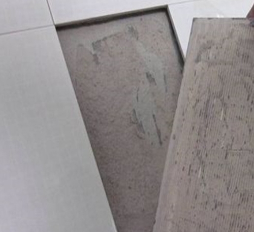 东兴瓷砖空鼓维修公司分享瓷砖铺贴时如果打浆（即涂抹在瓷砖背面和基层上的砂浆或瓷砖胶）过少，会带来以下问题